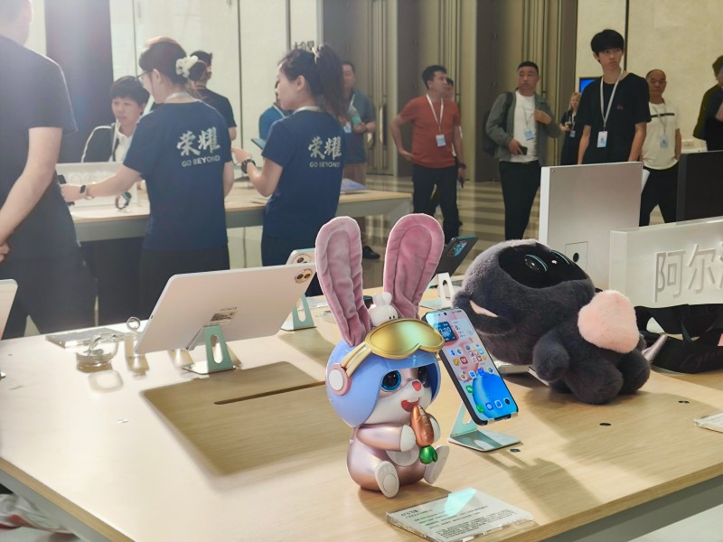 实丰文化 AI 飞飞兔参展荣耀渠道峰会：智能玩具破圈，开启跨行业创新新可能